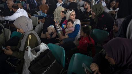 Menschen warten am Grenzübergang zwischen dem Gazastreifen und Ägypten.