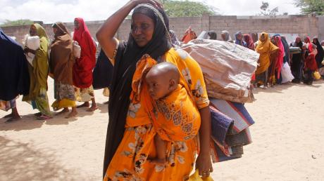 Menschen, die vor einer Dürre geflohen sind, in einer behelfsmäßigen Unterkunft für Vertriebene in Mogadischu (Somalia).