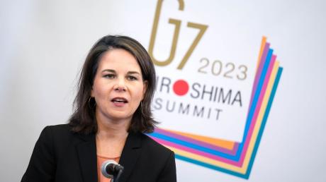 Bundesaußenministerin Annalena Baerbock gibt nach der Abschlusserklärung des G7-Treffens in Tokio eine Pressekonferenz.