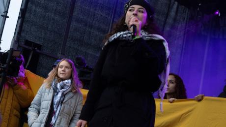 Die schwedische Klimaaktivistin Greta Thunberg (l) steht neben der Palästina-Aktivistin Sara Rachdan auf der Bühne einer Kundgebung in Amsterdam.