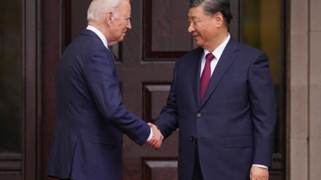 Joe Biden (l.) begrüßt Chinas Präsident Xi Jinping.