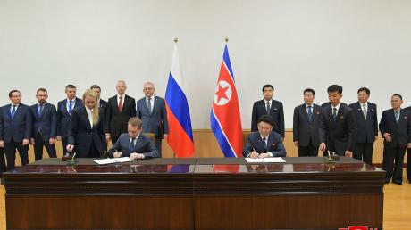 Nordkoreas Außenwirtschaftsminister Yun Jong-ho (r) und Alexander Kozlow, russischer Minister für natürliche Ressourcen, unterzeichnen ein Protokoll über die Ausweitung ihrer Zusammenarbeit.