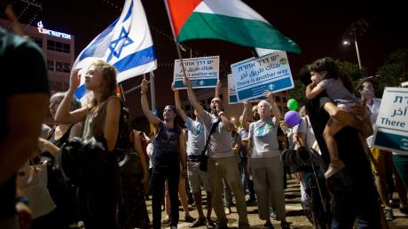 Demonstranten bei einer Friedensdemonstration in Tel Aviv. (Archivbild)