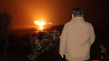 Der nordkoreanische Machthaber Kim Jong Un beobachtet den Start einer Rakete vom Typ «Chollima-1». Der Inhalt dieses Bildes kann nicht unabhängig verifiziert werden.