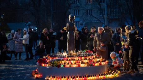 Menschen gedenken der Opfer der Großen Hungersnot in der Ukraine von 1932/33.