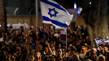Menschen nehmen in Tel Aviv an einer Solidaritätskundgebung für die von der Hamas entführten Geiseln teil.