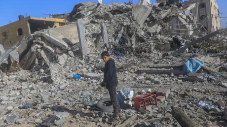 Ein junger Palästinenser auf den Trümmern von zerstörten Häusern nach israelischen Angriffen in Chan Juni im Gazastreifen.