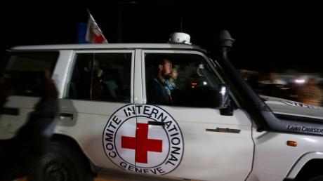 Ein Wagen des Roten Kreuzes mit israelischen Geiseln auf dem Weg vom Gazastreifen nach Ägypten.