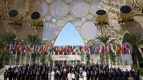 Die Staats- und Regierungschefs der Welt stehen beim UN-Klimagipfel für ein Gruppenfoto zusammen.