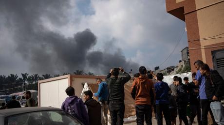 Palästinenser in Chan Junis betrachten den aufsteigenden Rauch nach einem israelischen Luftangriff.