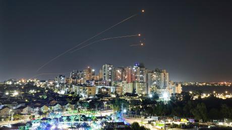 Das israelische Luftabwehrsystem Iron Dome feuert, um eine aus dem Gazastreifen abgefeuerte Rakete abzufangen.