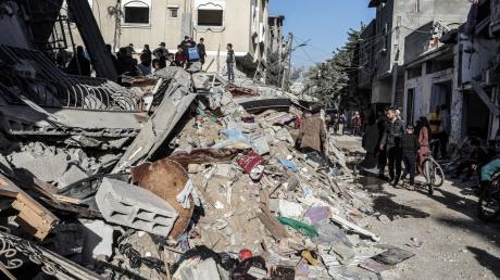 Palästinenser suchen nach einem israelischen Luftangriff in den Trümmern nach Überlebenden.