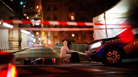 Ein Beamter der Kriminalpolizei arbeitet am Tatort unweit des Eiffelturms in Paris.