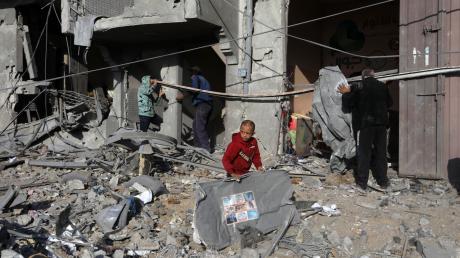 Palästinenser inspizieren nach einem israelischen Luftangriff ein zerstörtes Haus.