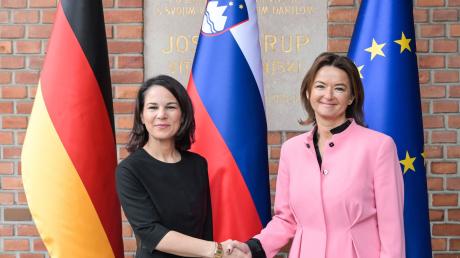 Bundesaußenministerin Annalena Baerbock wird in Ljubljana von ihrer slowenischen Amtskollegin Tanja Fajon (r) begrüßt.