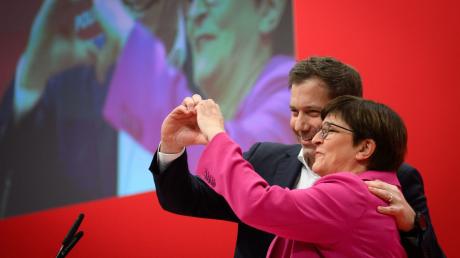 Bleiben an der Spitze der Partei: Lars Klingbeil und Saskia Esken nach ihrer Wiederwahl.