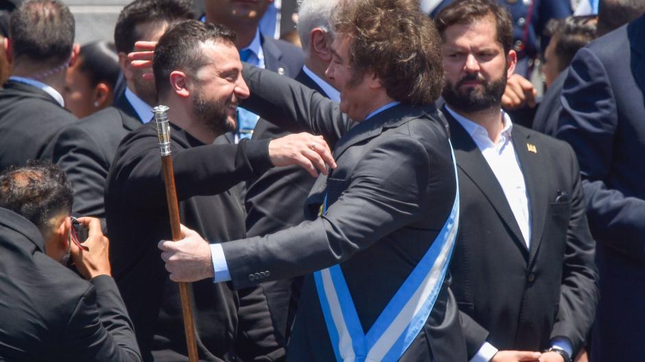 Der ukrainische Präsident Wolodymyr Selenskyj (l) umarmt Javier Milei, den neu gewählten Präsidenten von Argentien.