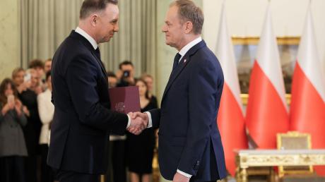 Polens Präsident Andrzej Duda (l.)  ernennt Donald Tusk zum Ministerpräsidenten in der neuen Regierung.