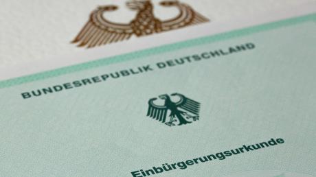 Zuwanderer sollen laut dem Gesetzentwurf der Bundesregierung künftig bereits nach fünf Jahren Aufenthalt in Deutschland Staatsbürger werden können, vorausgesetzt sie können ihren Lebensunterhalt ohne staatliche Hilfe bestreiten.
