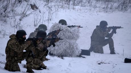 Soldaten des pro-ukrainischen, russischstämmigen Sibirischen Bataillons nehmen im Raum Kiew an einer militärischen Übung teil.