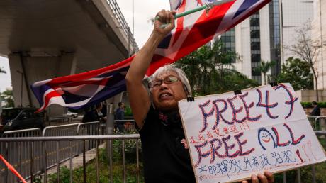 Eine als "Oma Wong" bekannte Demokratieaktivistin protestiert in Hongkong. Die Polizei hat Haftbefehle gegen fünf weitere im Ausland lebende Aktivisten erlassen.