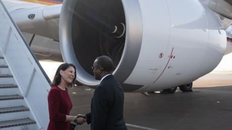 Außenministerin Annalena Baerbock wird auf dem Flughafen von Kigali von ihrem Amtskollegen Vincent Biruta empfangen.
