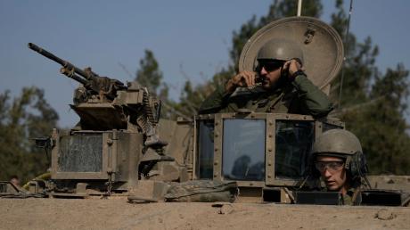 Israelische Soldaten in einem gepanzerten Fahrzeug in der Nähe der Grenze zum Gazastreifen.