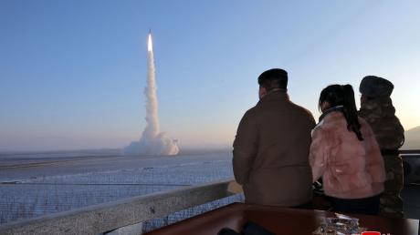 Ein von der staatlichen nordkoreanischen Nachrichtenagentur KCNA zur Verfügung gestellte Aufnahme soll den nordkoreanischen Machthaber Kim Jong Un (l) und seine Tochter Ju Ae (2.v.l) beim Beobachten eines Tests einer atomwaffenfähigen Interkontinentalrakete am Montag zeigen.