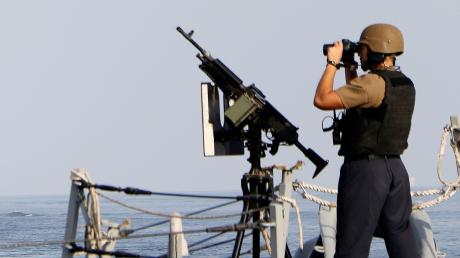 Ein US-Soldat steht auf einem Kriegsschiff der US-Marine. Die USA reagieren mit einer neuen Allianz auf die Angriffe der Huthi-Rebellen auf Frachtschiffe. 