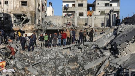 Palästinenser inspizieren nanch israelischem Beschuss die Schäden an einem Wohnhaus in Rafah.