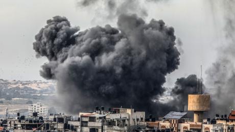 Rauch steigt nach einem israelischen Luftangriff in Rafah auf.