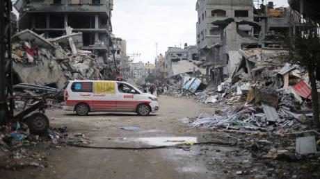 Ein Krankenwagen fährt an Trümmern zerstörter Gebäude in Beit Lahia vorbei.