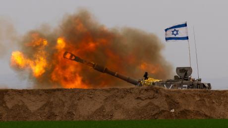 Eine mobile israelische Artillerieeinheit feuert eine Granate aus dem Süden Israels in der Nähe des Gazastreifens ab.