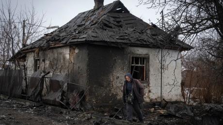 Ein Anwohner geht an einem Haus vorbei, das von einem russischen Raketenangriff beschädigt wurde.