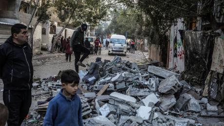 Palästinenser inspizieren die Trümmer nach einem israelischen Luftangriff auf das Gebäude einer Familie.