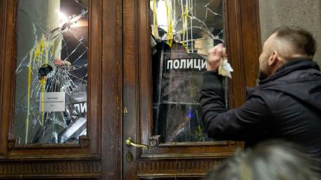 Teilnehmer der Demonstration versuchten, in das Belgrader Rathaus einzudringen.