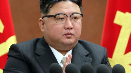 Nordkoreas Machthaber Kim Jong Un bei der Plenarsitzung der regierenden Arbeiterpartei zum Jahresende in Pjöngjang.