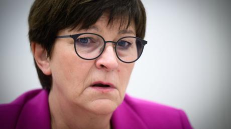 SPD-Vorsitzende Saskia Esken spricht sich gegen Asylverfahren außerhalb der EU aus.