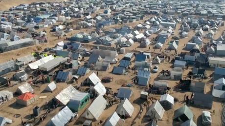 Geflüchtete leben in Zelten in der Stadt Rafah nahe der Grenze zwischen dem Gazastreifen und Ägypten.