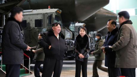 Die von der staatlichen nordkoreanischen Nachrichtenagentur KCNA zur Verfügung gestellte undatierte Aufnahme soll Machthaber Kim Jong Un mit seiner Tochter beim Besuch einer Fabrik für mobile Abschussvorrichtungen für Interkontinentalraketen zeigen.