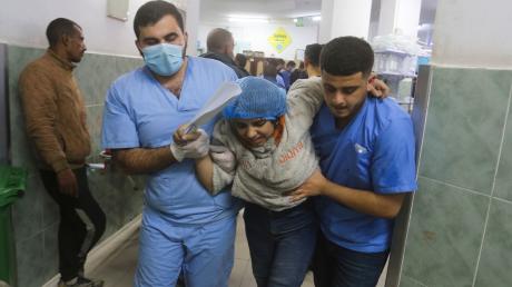 Eine Verwundete in einem Krankenhaus in Rafah (Archivbild). Laut der von der Hamas kontrollierten Gesundheitsbehörde wurden seit Kriegsbeginn am 7. Oktober mehr als 57.600 Menschen im Gazastreifen verletzt.