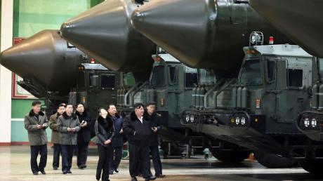 Die von der staatlichen nordkoreanischen Nachrichtenagentur KCNA zur Verfügung gestellte undatierte Aufnahme soll Machthaber Kim Jong Un mit seiner Tochter beim Besuch einer Fabrik für mobile Abschussvorrichtungen für Interkontinentalraketen zeigen.