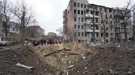 Trümmer vor einem durch einen russischen Raketeneinschlag beschädigten Wohnhaus.