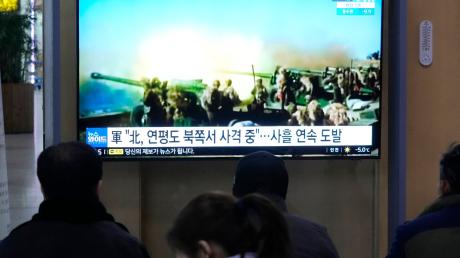 Eine Nachrichtensendung zeigt ein Archivbild von einer nordkoreanischen Militärübung auf einem Monitot im Seouler Bahnhof. Die Spannungen auf der koranischen Halbinsel haben sich zuletzt verschärft.