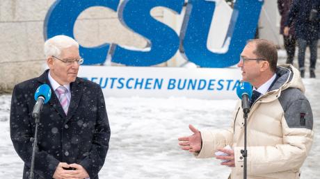 Der Präsident des Zentralrats der Juden in Deutschland Josef Schuster (l) und Alexander Dobrindt, CSU-Landesgruppenchef, geben gemeinsam ein Pressestatement.