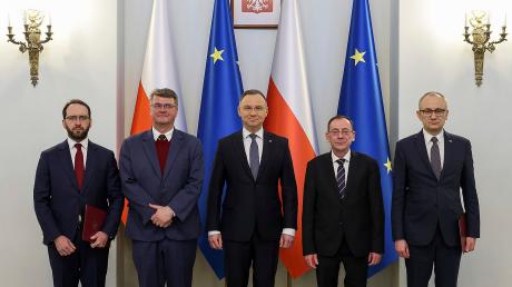 Präsident Andrzej Duda (M.) posiert mit den verurteilten Pis-Politikern Maciej Wasik (2.v.l) und Mariusz Kaminski (2.v.r) im Präsidentenpalast.