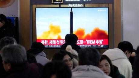 Ein nordkoreanischer Raketenstart ist während einer Nachrichtensendung im Bahnhof von Seoul zu sehen (Archivbild).