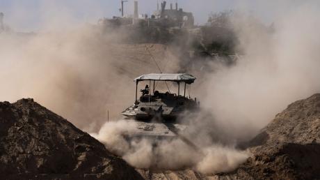 Israels Führung setzt den Gaza-Krieg ungeachtet zunehmenden Drucks aus dem In- und Ausland fort. Bisher seien etwa 9000 Terroristen der Hamas und anderer Terrorgruppen «eliminiert» worden.