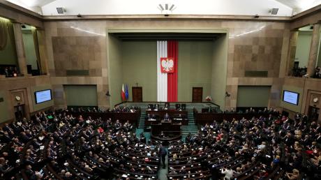 Einstimmig: Das Parlament in Warschau verabschiedete einen Beschluss für eine Überprüfung.