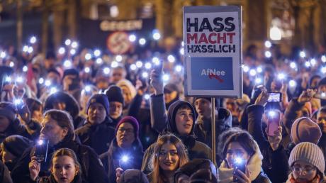 Mit Plakaten und Sprechchören haben am Dienstagabend rund 1600 Menschen auf dem Marktplatz in Schwerin gegen die AfD und Rechtsextremismus demonstriert.